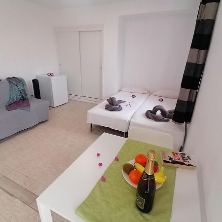 Small Studio, 50 M Front Of The Ocean & Free Wifi Playa Feñabe Eksteriør billede